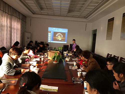 設(shè)計師講解中