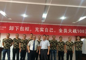 哦！原來他是如此的“妖艷”！！