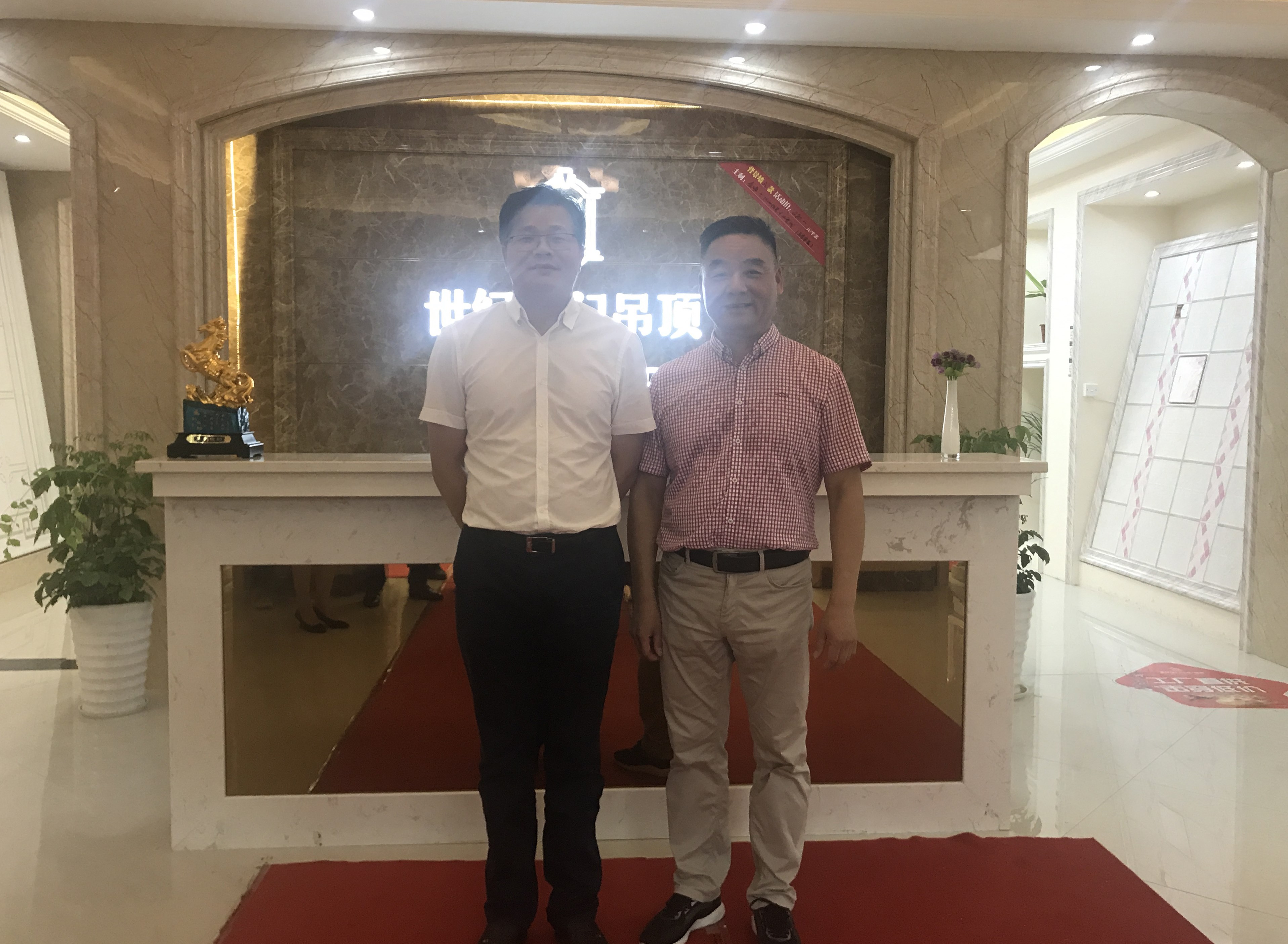 【企業(yè)資訊】海寧市市長曹國良蒞臨世紀豪門指導參觀